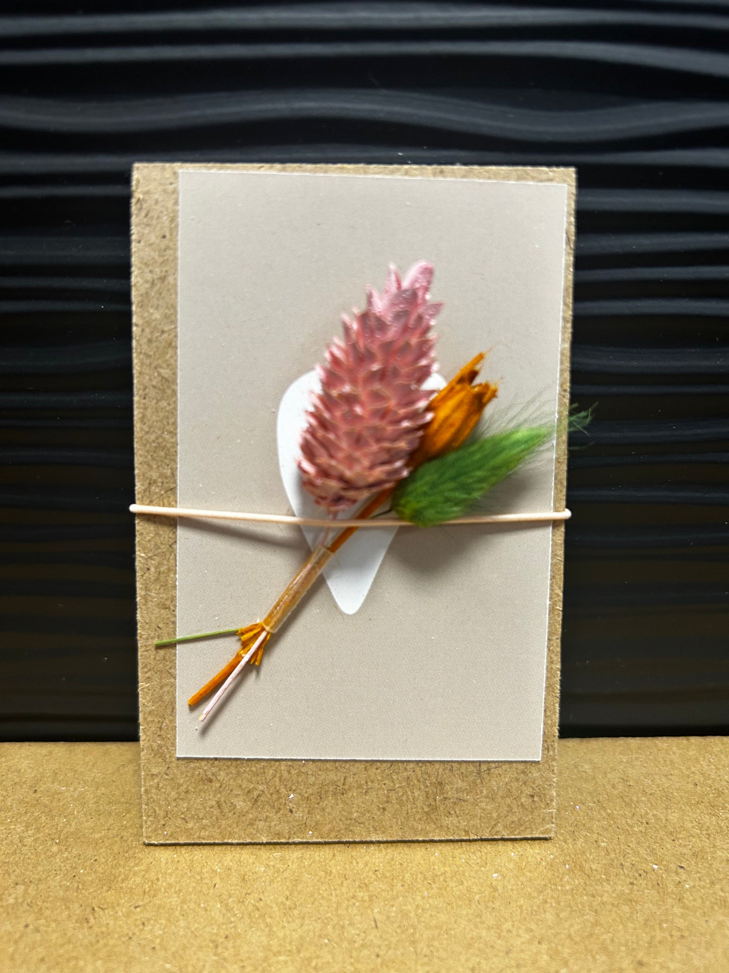Klemmbrett mit getrockneten Blumen und Herz, Kamel-Motiv