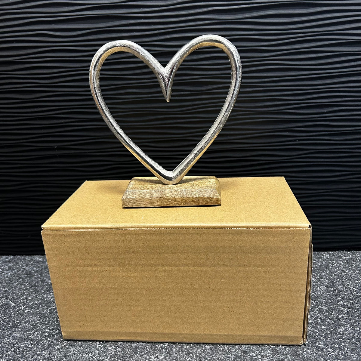 Aufsteller Herz auf Mangoholz - Sockel aus Metall, Silber/Braun (B/H/T) 16x17x5cm