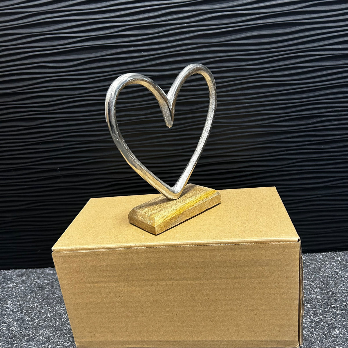 Aufsteller Herz auf Mangoholz - Sockel aus Metall, Silber/Braun (B/H/T) 16x17x5cm
