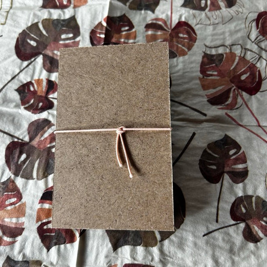 Klemmbrett mit getrockneten Blumen und Herz, Kamel-Motiv