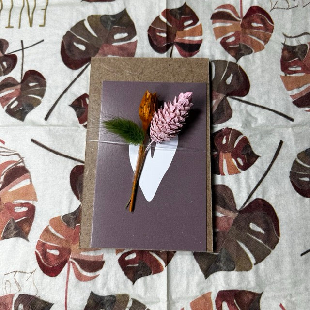 Klemmbrett mit getrockneten Blumen, Herz in Altrosa