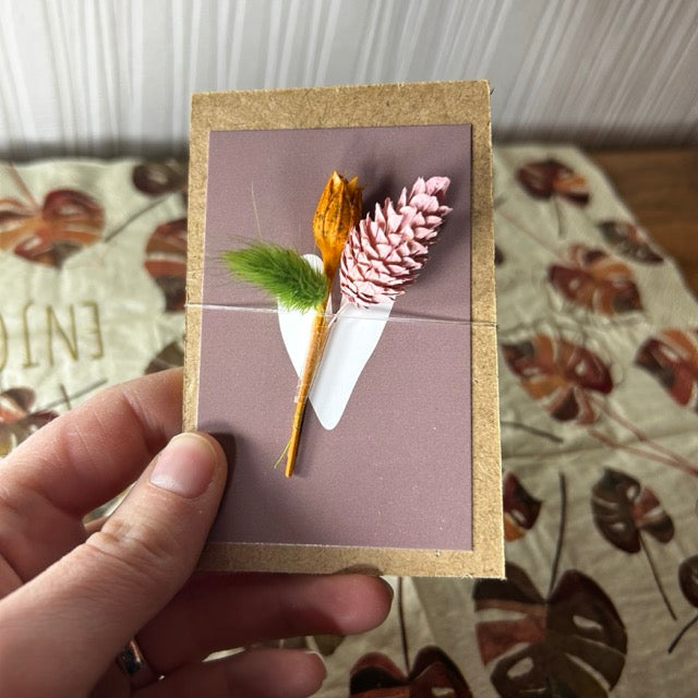 Klemmbrett mit getrockneten Blumen, Herz in Altrosa