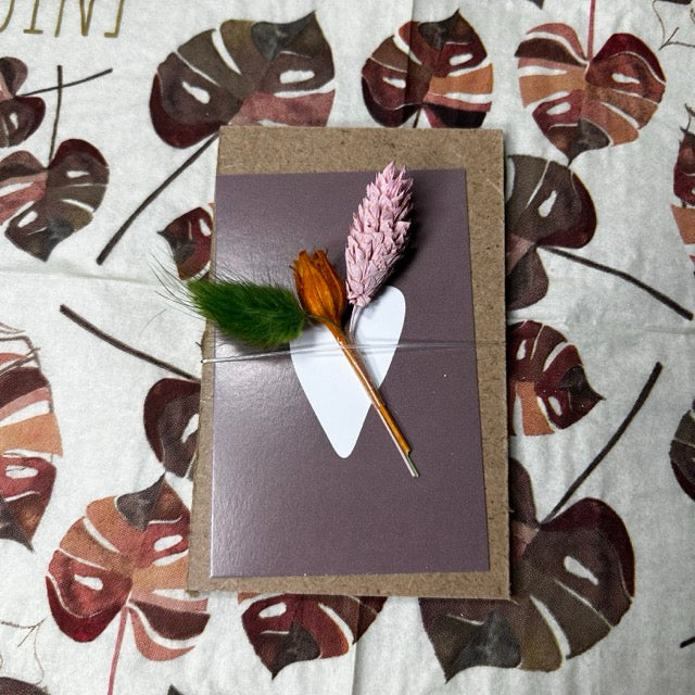 Klemmbrett mit getrockneten Blumen, Herz in Altrosa