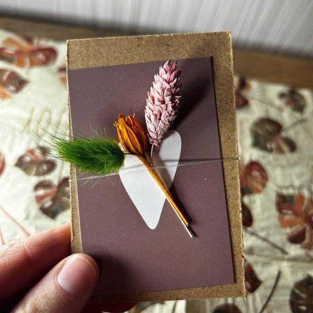 Klemmbrett mit getrockneten Blumen, Herz in Altrosa