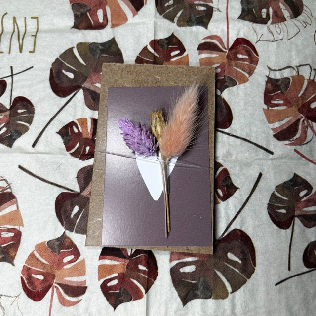 Klemmbrett mit getrockneten Blumen, Herz in Altrosa