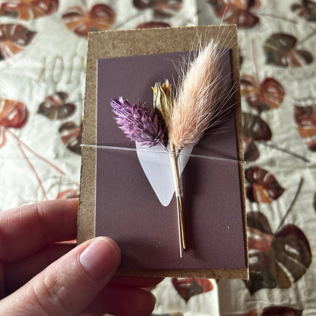 Klemmbrett mit getrockneten Blumen, Herz in Altrosa