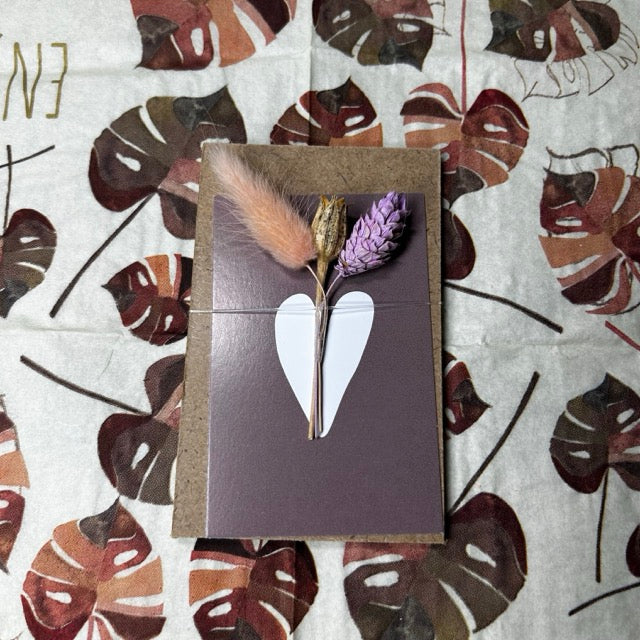 Klemmbrett mit getrockneten Blumen, Herz in Altrosa