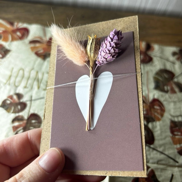 Klemmbrett mit getrockneten Blumen, Herz in Altrosa