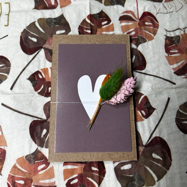 Klemmbrett mit getrockneten Blumen, Herz in Altrosa