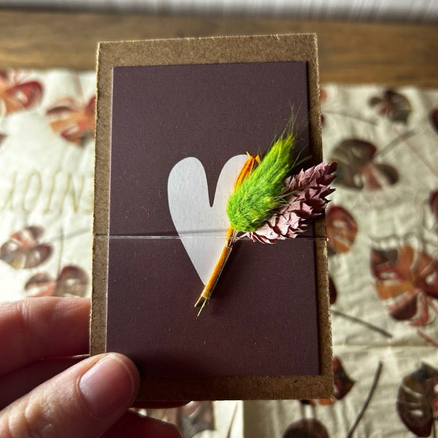 Klemmbrett mit getrockneten Blumen, Herz in Altrosa