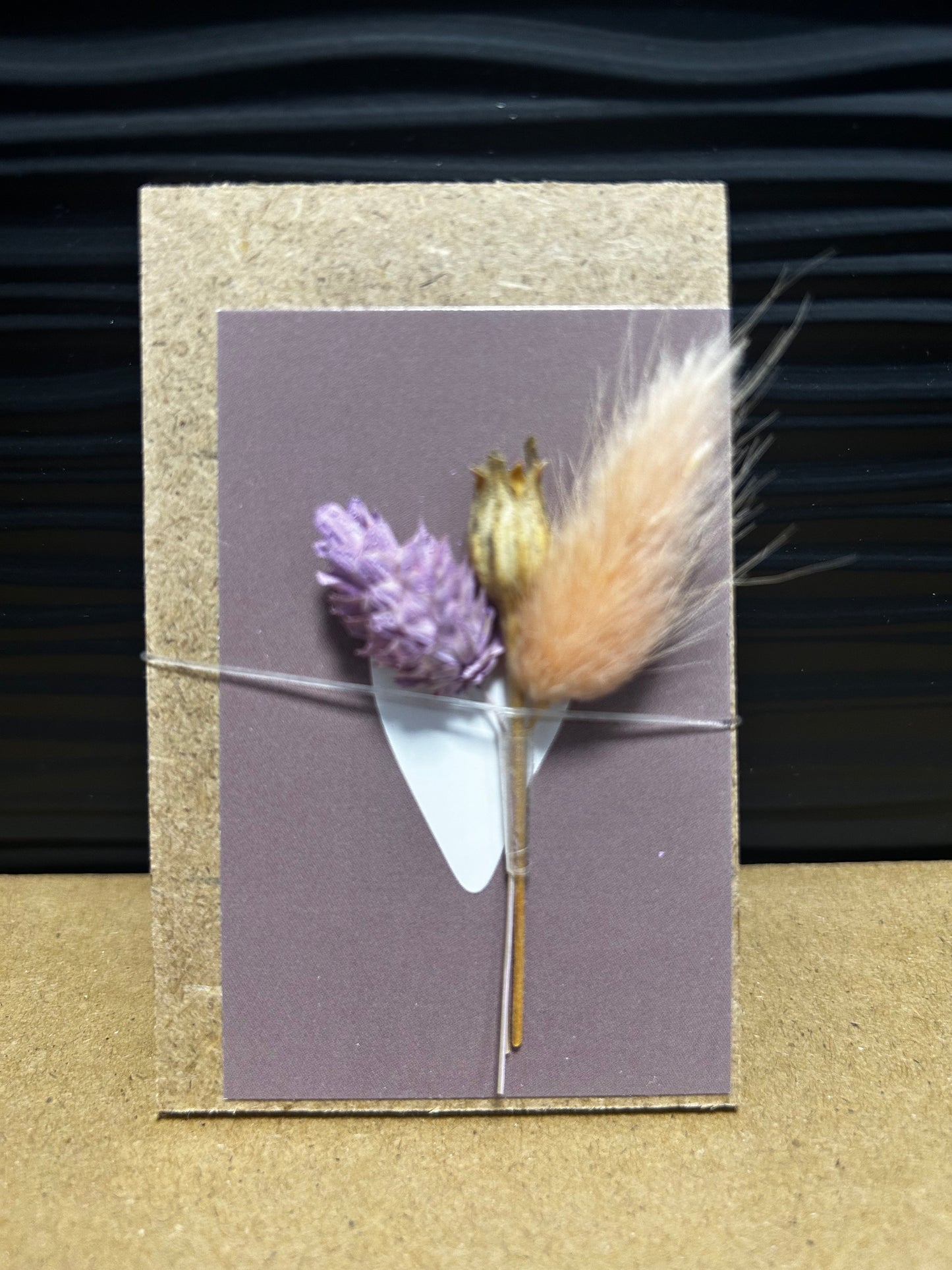 Klemmbrett mit getrockneten Blumen, Herz in Altrosa