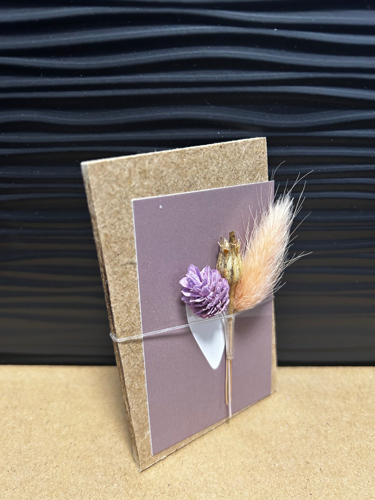 Klemmbrett mit getrockneten Blumen, Herz in Altrosa