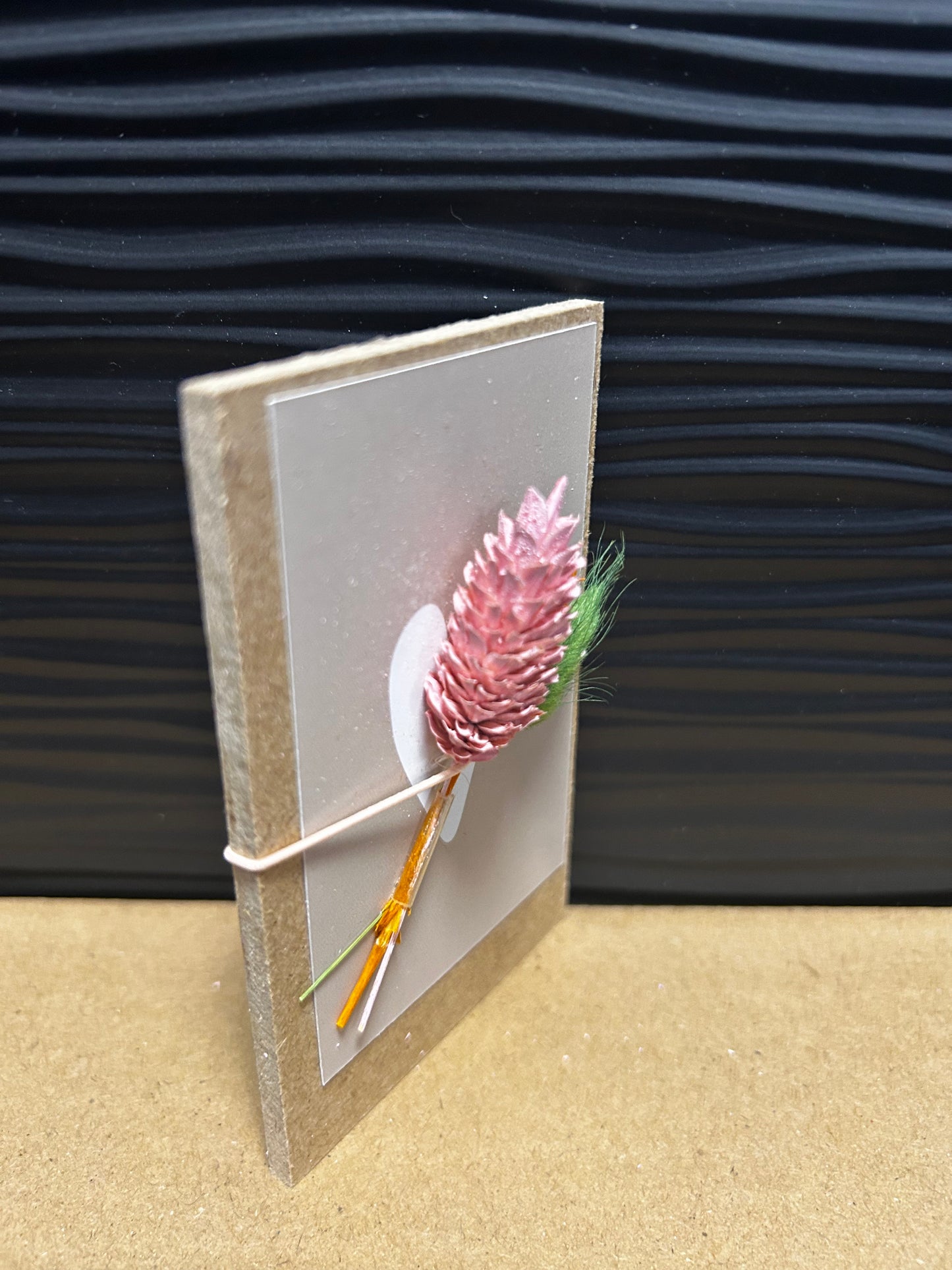 Klemmbrett mit getrockneten Blumen, Herz in Altrosa