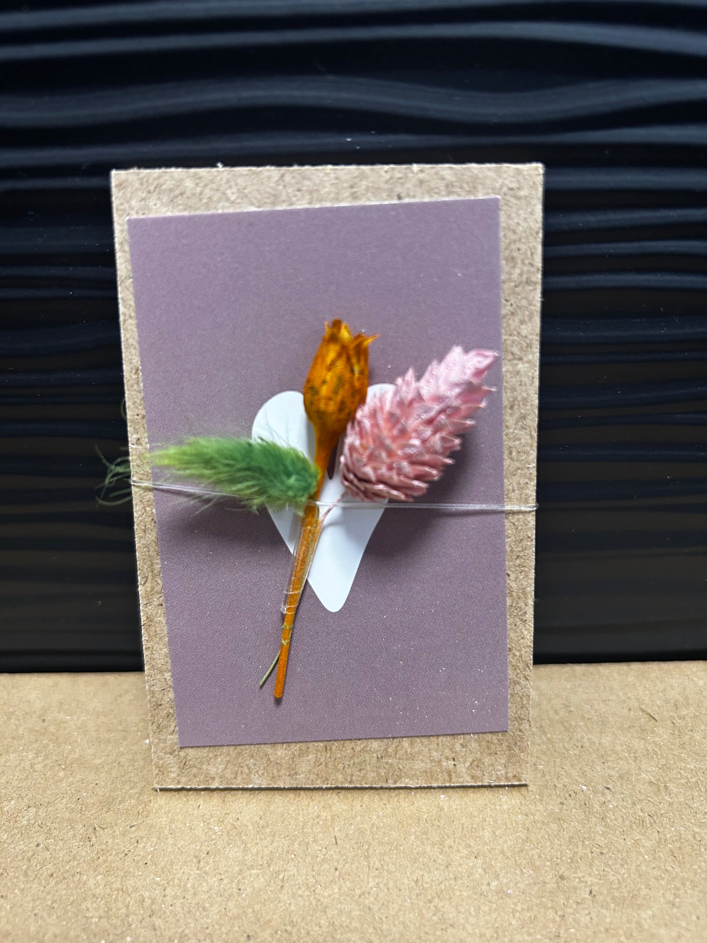 Klemmbrett mit getrockneten Blumen, Herz in Altrosa