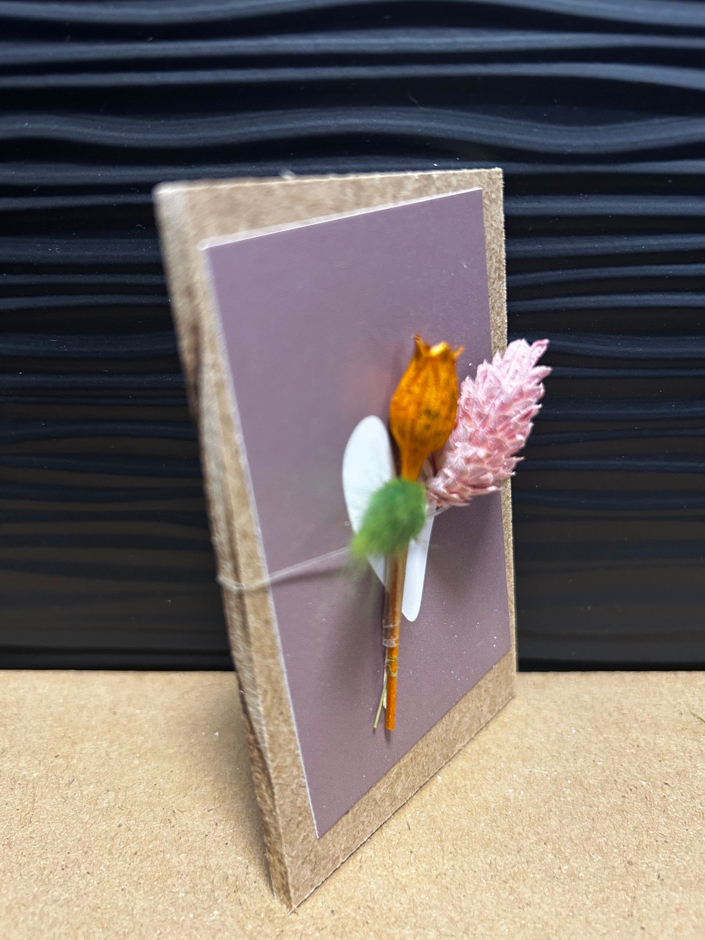 Klemmbrett mit getrockneten Blumen, Herz in Altrosa