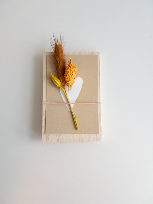 Klemmbrett mit getrockneten Blumen und Herz, Kamel-Motiv