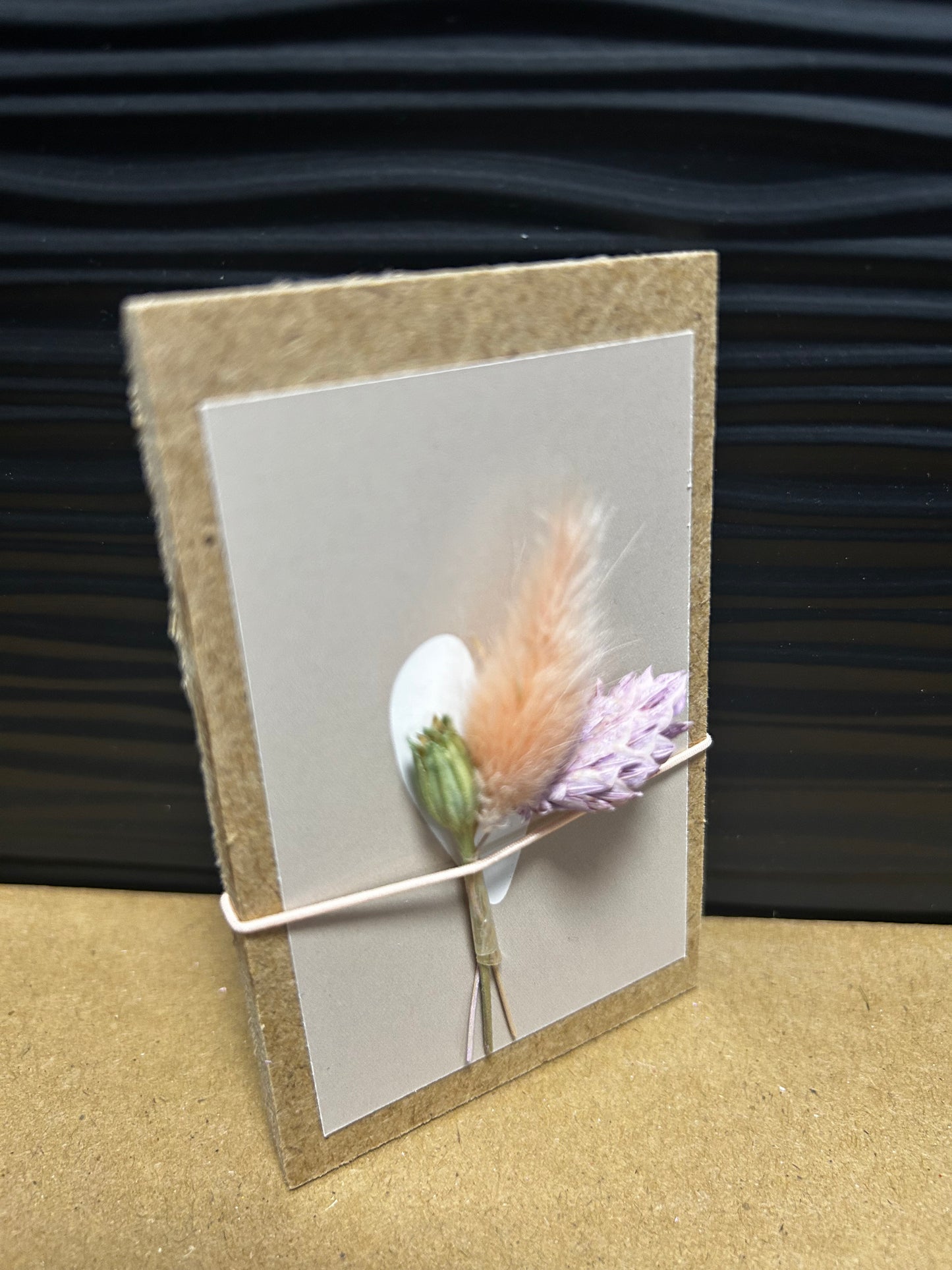 Klemmbrett mit getrockneten Blumen und Herz, Kamel-Motiv