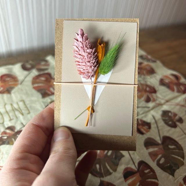 Klemmbrett mit getrockneten Blumen und Herz, Kamel-Motiv