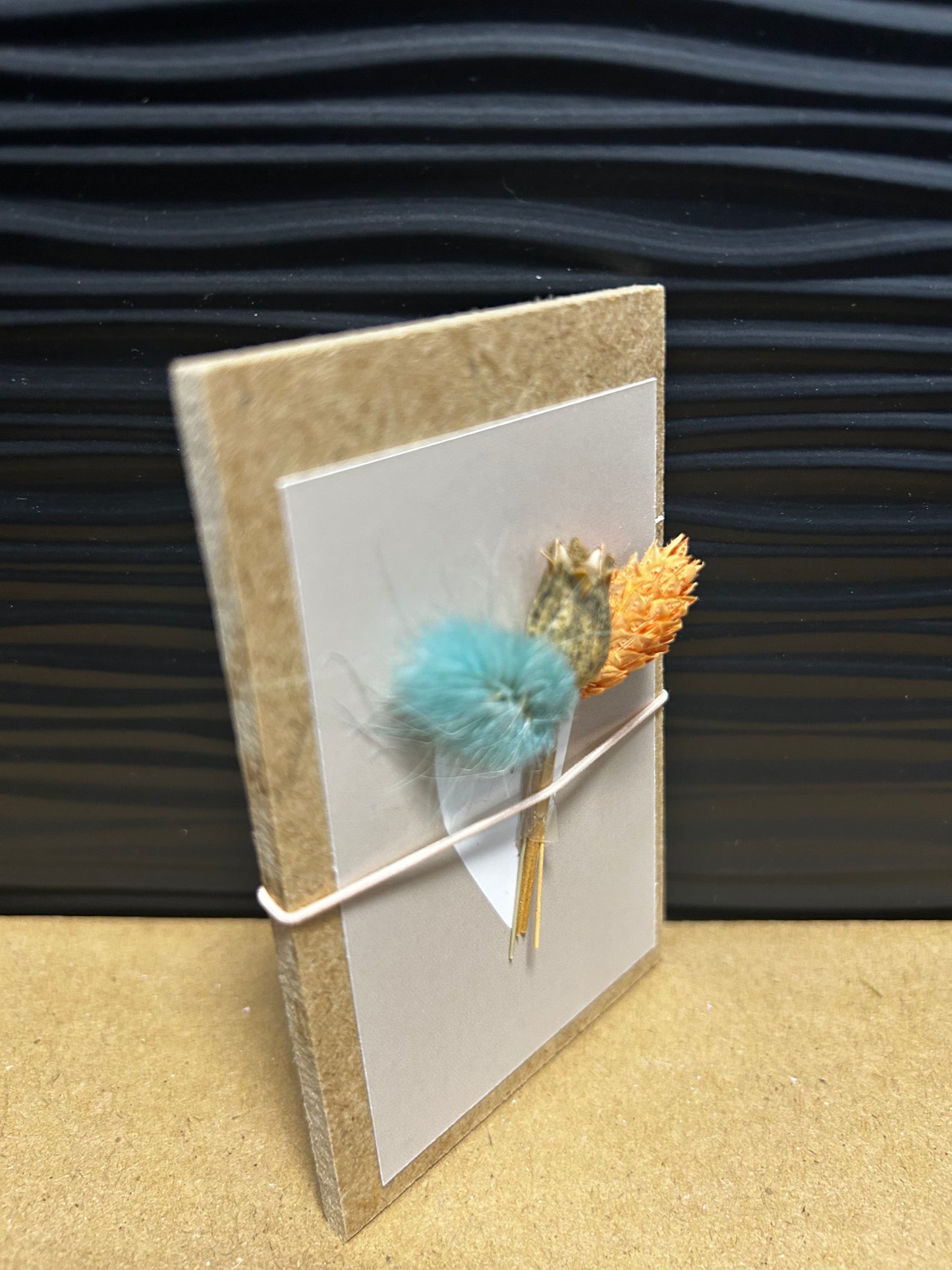 Klemmbrett mit getrockneten Blumen und Herz, Kamel-Motiv