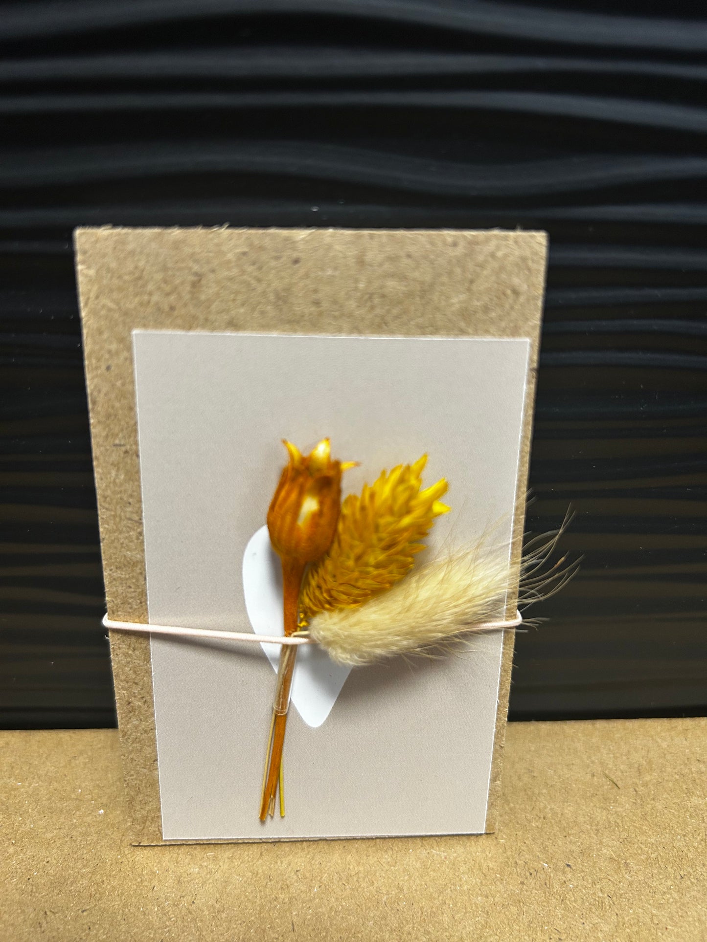 Klemmbrett mit getrockneten Blumen und Herz, Kamel-Motiv