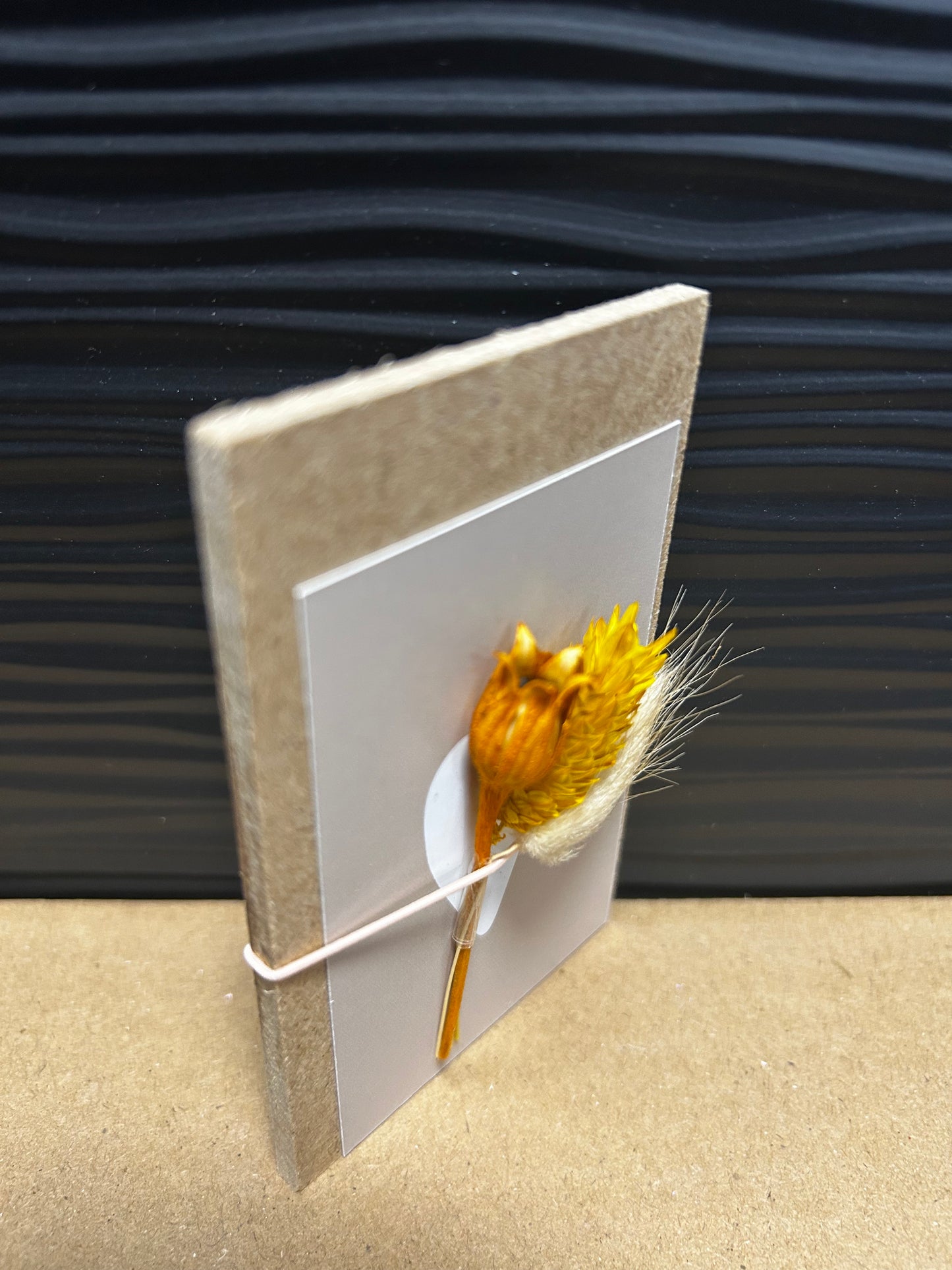 Klemmbrett mit getrockneten Blumen und Herz, Kamel-Motiv