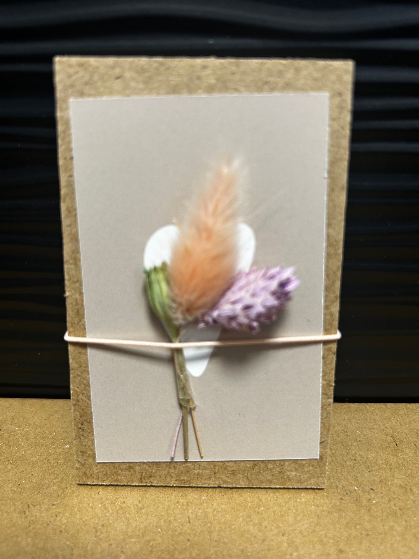 Klemmbrett mit getrockneten Blumen und Herz, Kamel-Motiv