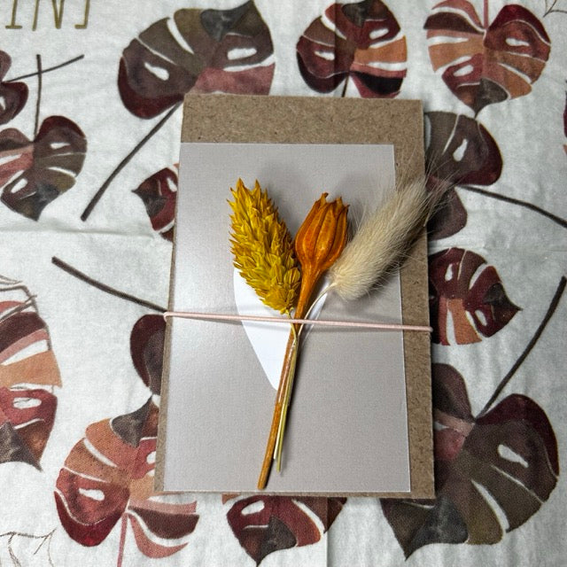 Klemmbrett mit getrockneten Blumen und Herz, Kamel-Motiv
