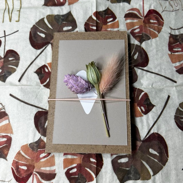 Klemmbrett mit getrockneten Blumen und Herz, Kamel-Motiv