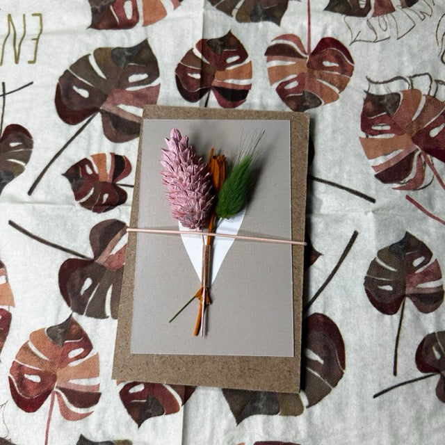 Klemmbrett mit getrockneten Blumen und Herz, Kamel-Motiv