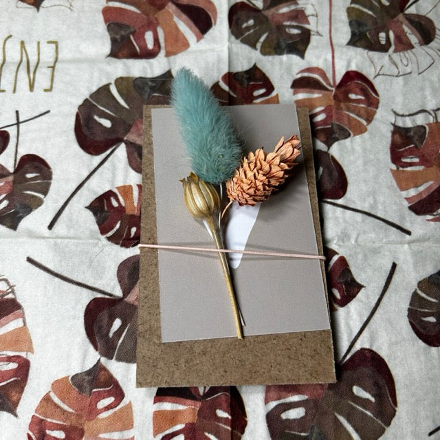 Klemmbrett mit getrockneten Blumen und Herz, Kamel-Motiv