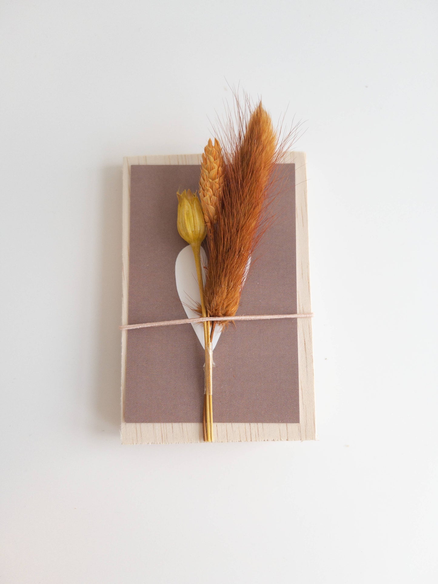 Klemmbrett mit getrockneten Blumen, Herz in Altrosa