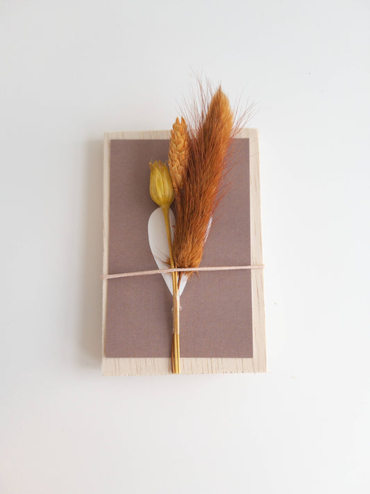 Klemmbrett mit getrockneten Blumen, Herz in Altrosa